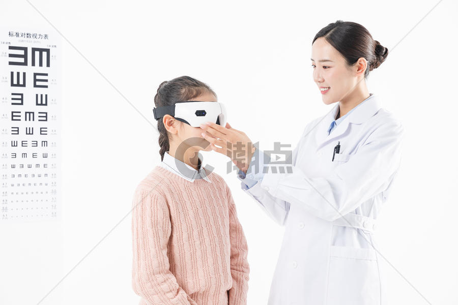 医生给女生佩戴护眼仪器图片素材免费下载