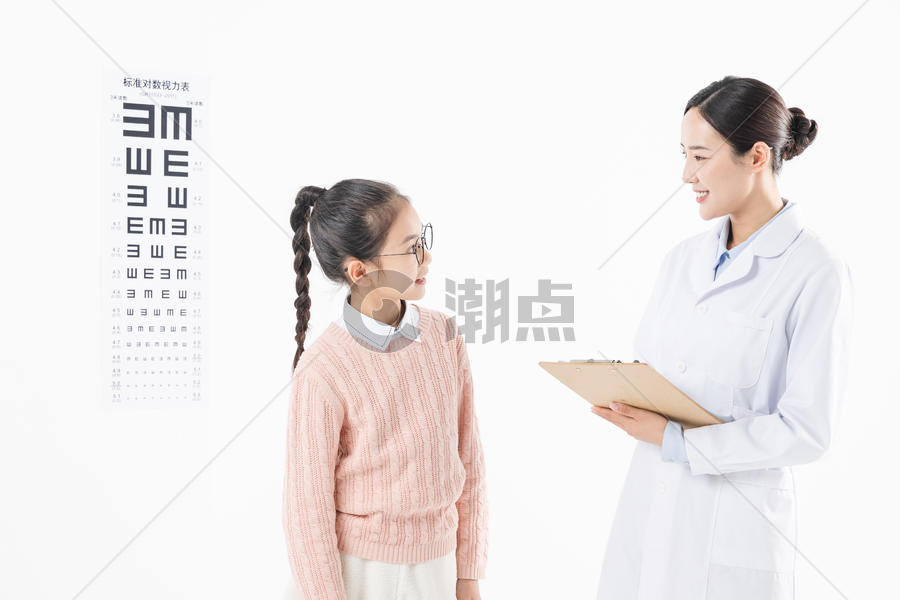 视力保护女孩和医生图片素材免费下载