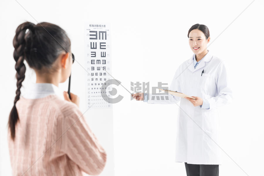 医生给女生检测视力图片素材免费下载