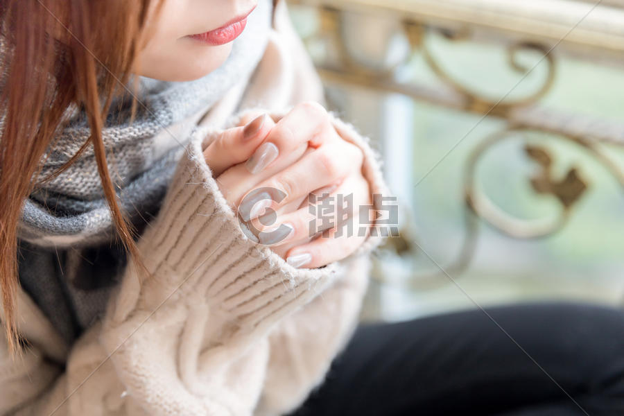 女性冬季暖手图片素材免费下载