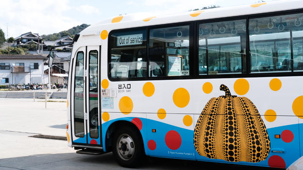 日本高松直岛特色公交巴士图片素材免费下载