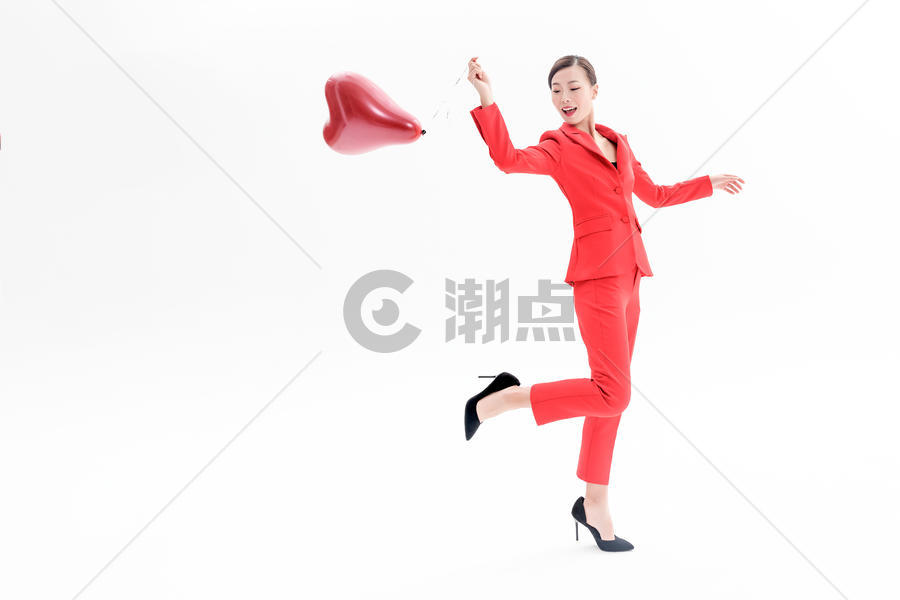 红西装女性手持气球图片素材免费下载