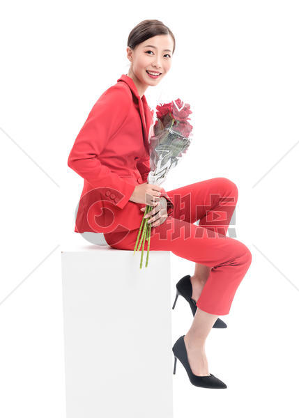 红西装女性手拿玫瑰图片素材免费下载