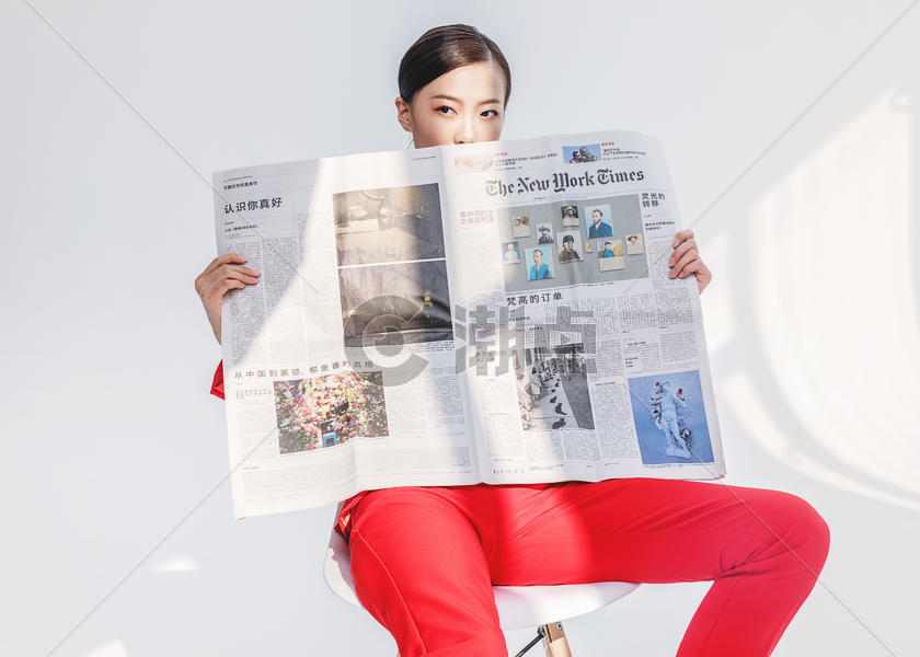 红西装女性看报纸图片素材免费下载