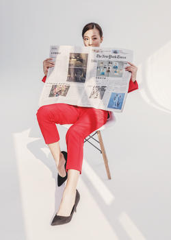 红西装女性看报纸图片素材免费下载