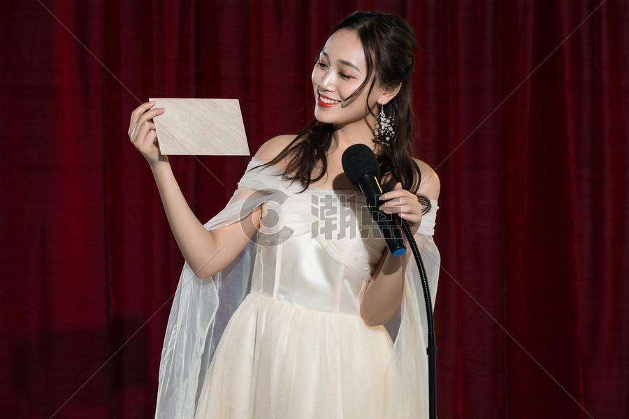 女演员宣布获奖名单图片素材免费下载