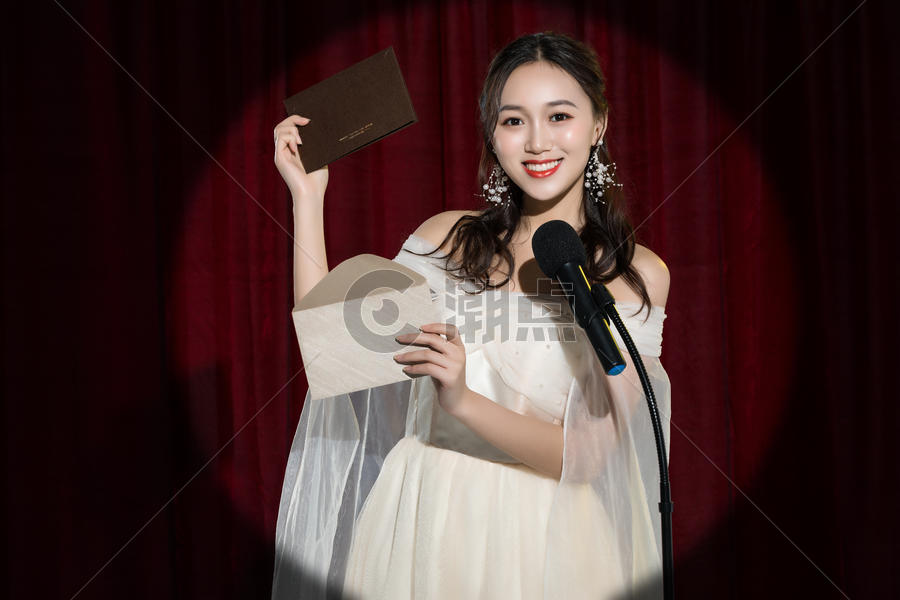 女演员宣布获奖名单图片素材免费下载