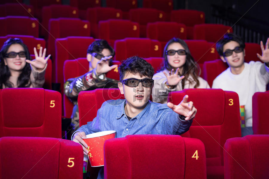 戴3D眼镜看电影的男生图片素材免费下载
