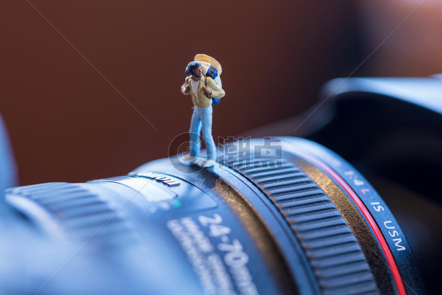 相机上探险的小人图片素材免费下载