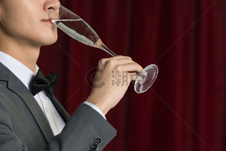 商务男士喝香槟局部图片素材免费下载