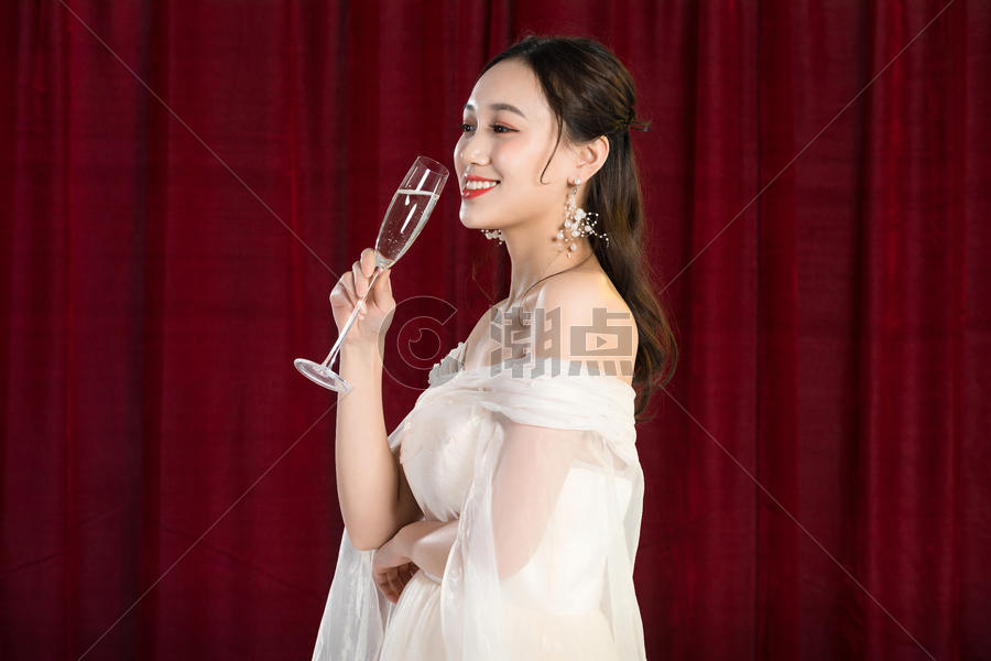 气质美女喝香槟图片素材免费下载