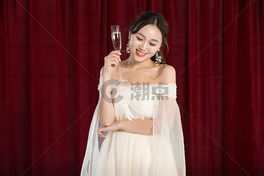 气质美女喝香槟图片素材免费下载