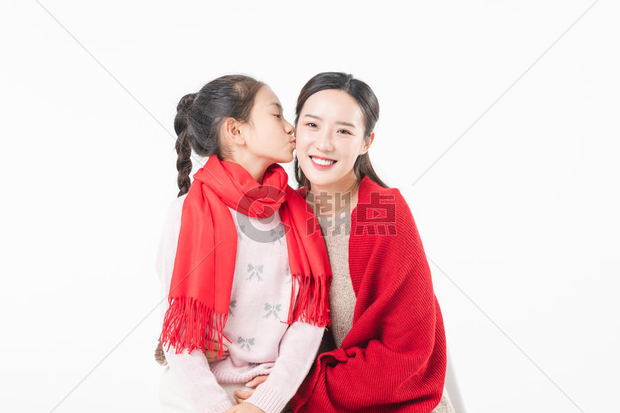 新春母女亲吻图片素材免费下载