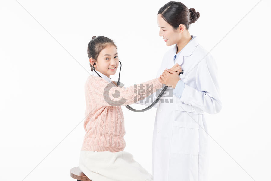 医生和女生量心跳图片素材免费下载
