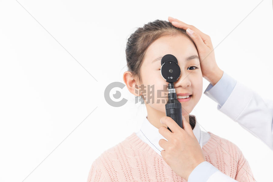 医生给女生眼睛检测图片素材免费下载