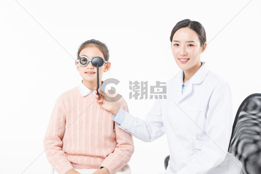 医生给女生视力检测图片素材免费下载