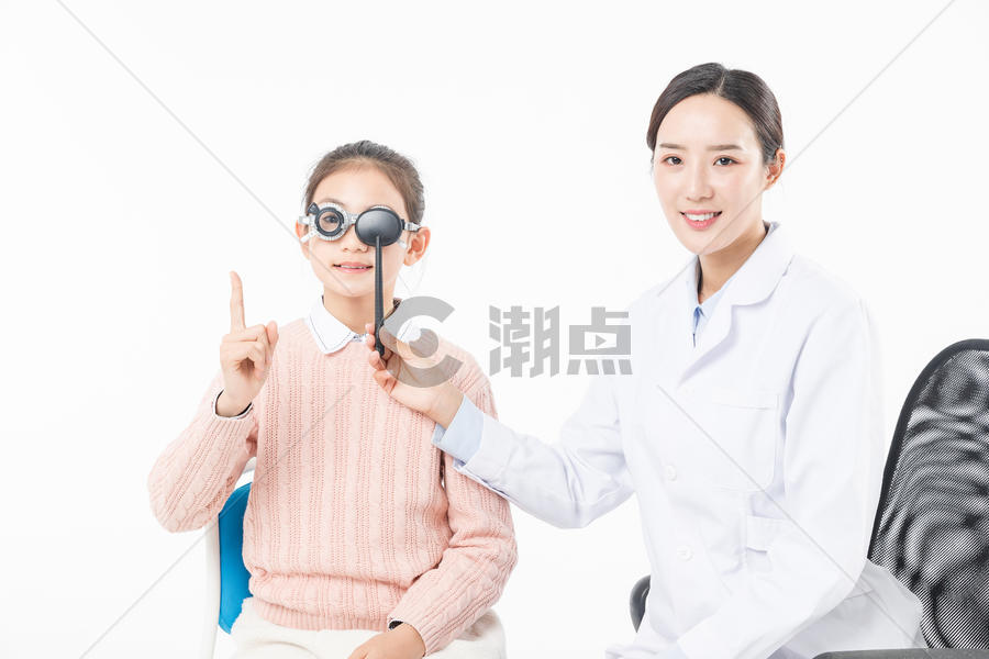 医生给女生视力检测图片素材免费下载