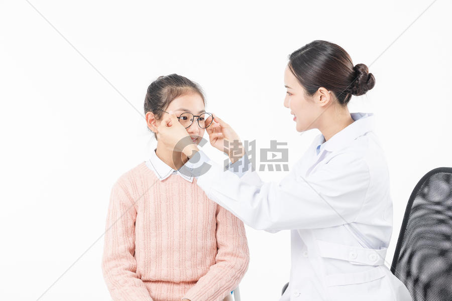 医生给女生佩戴眼镜图片素材免费下载