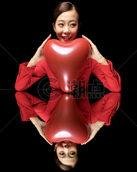 红西装美女与爱心气球图片素材免费下载