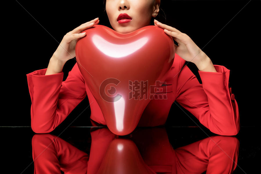 红西装美女与爱心气球图片素材免费下载