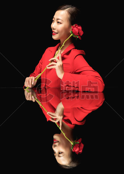 红西装美女与玫瑰图片素材免费下载