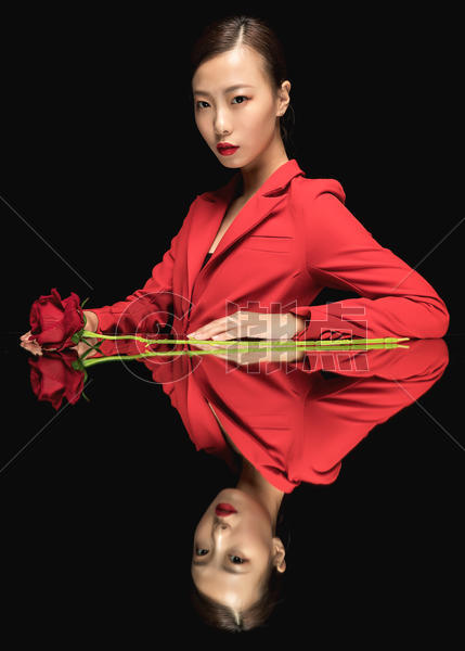 红西装美女与玫瑰图片素材免费下载