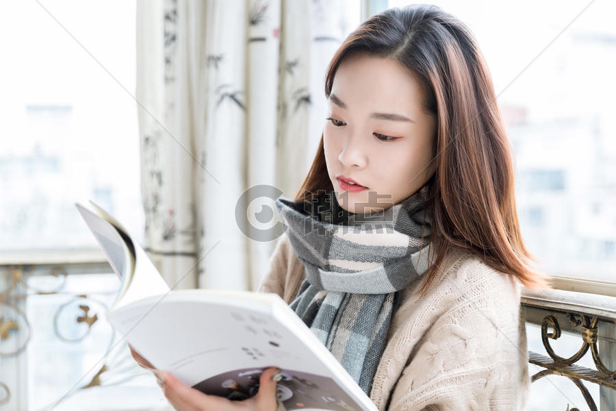 女性冬日居家看书图片素材免费下载