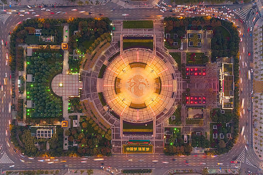 航拍武汉巨大的中心广场图片素材免费下载