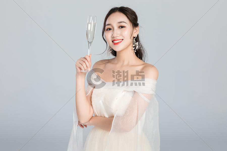 优雅的女人手拿香槟酒杯图片素材免费下载