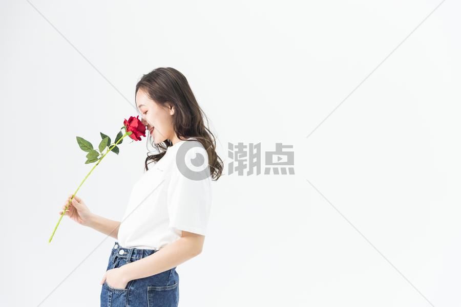 年轻女性和玫瑰花图片素材免费下载