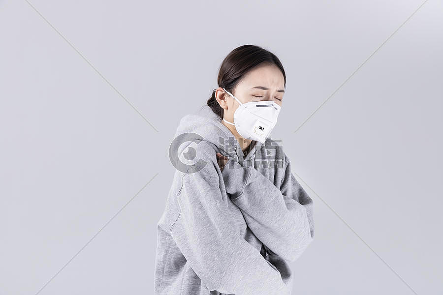 带着口罩咳嗽的女孩图片素材免费下载