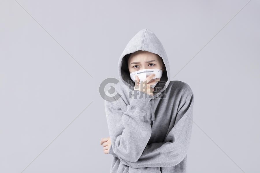 戴着口罩咳嗽的女孩图片素材免费下载