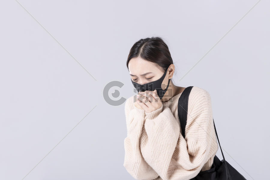 戴着口罩咳嗽的女孩图片素材免费下载