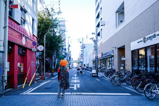 日本高松瓦町街头引导停车的男子图片素材免费下载