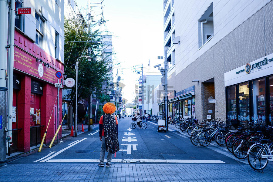 日本高松瓦町街头引导停车的男子图片素材免费下载