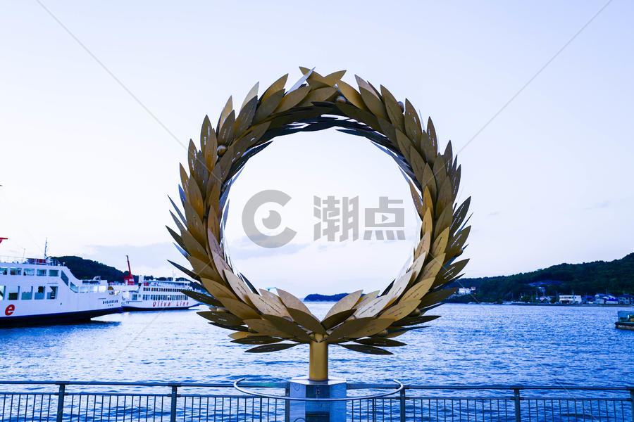 日本高松小豆岛土庄港口广场的“太阳的赠礼”雕塑图片素材免费下载
