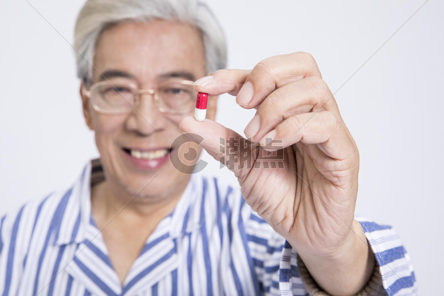 老年病人吃药图片素材免费下载