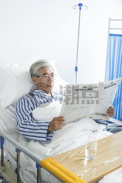 老年病人病床看报纸图片素材免费下载