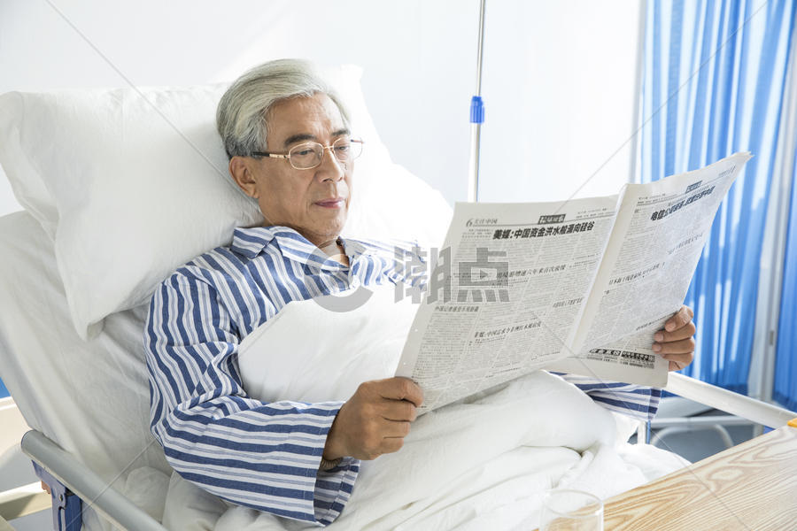老年病人病床看报纸图片素材免费下载