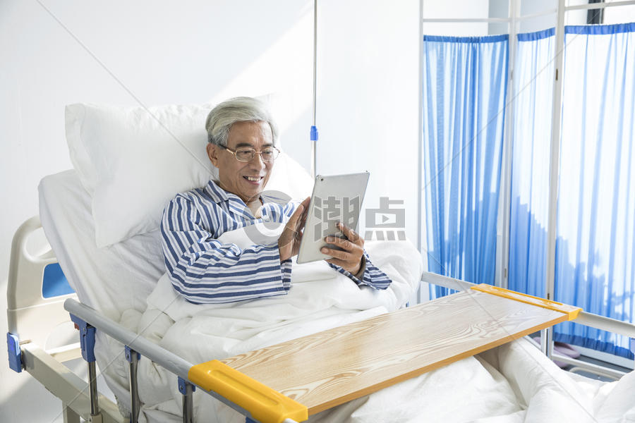 老年病人病床平板电脑图片素材免费下载
