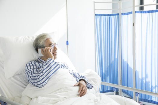 老年病人病床玩手机图片素材免费下载