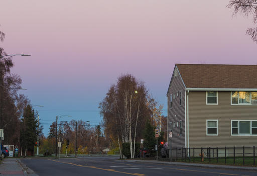 美国费尔班克斯街景紫红色黄昏天空图片素材免费下载