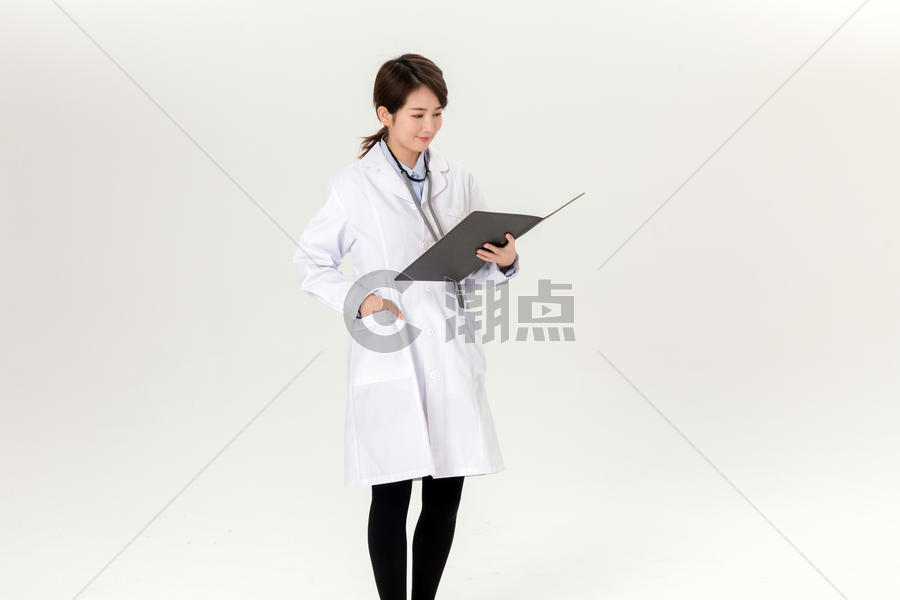 女性医生拿病历图片素材免费下载