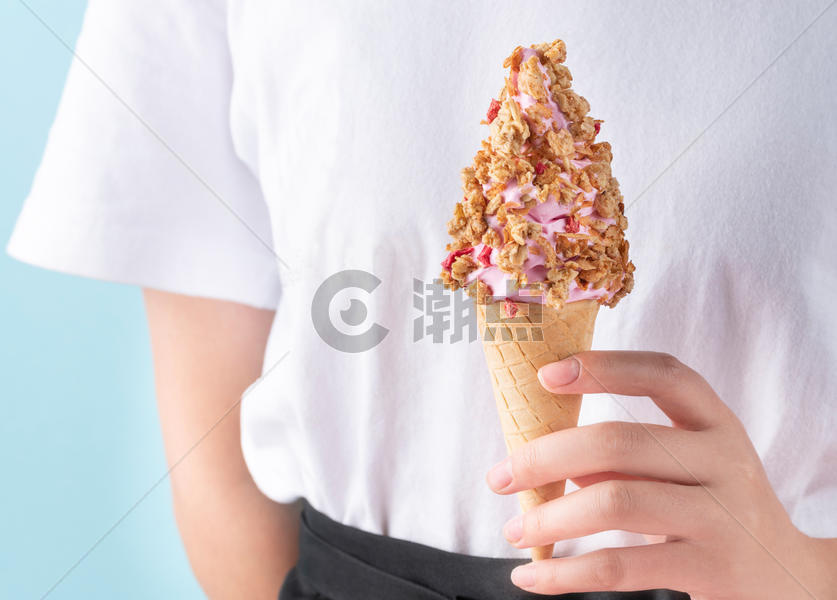 甜筒冰淇淋图片素材免费下载