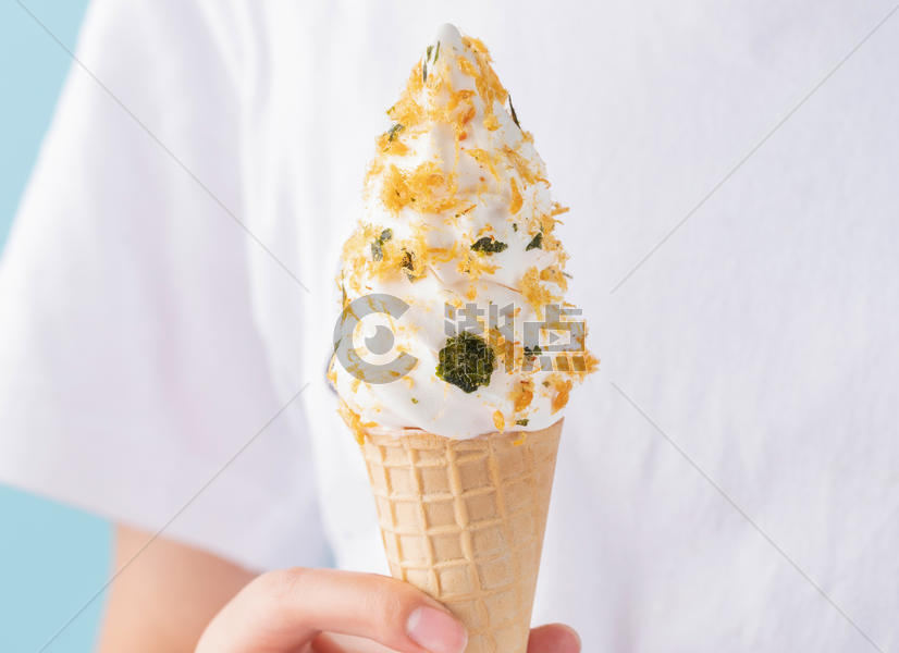 甜筒冰淇淋图片素材免费下载