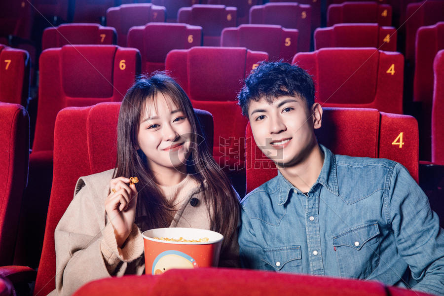 情侣在影院看电影图片素材免费下载