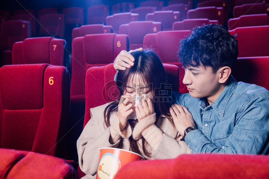 情侣在影院看悲伤电影图片素材免费下载