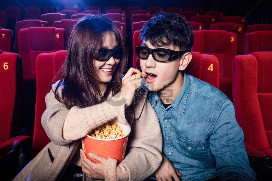 情侣看电影吃爆米花图片素材免费下载