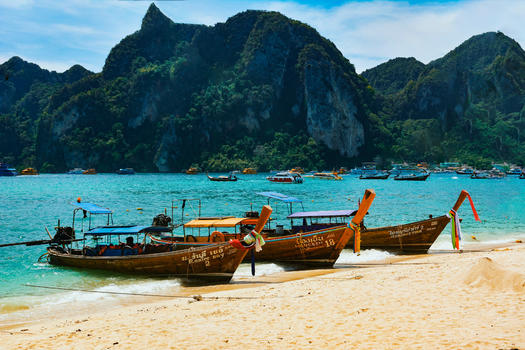 泰国海岛边的船图片素材免费下载