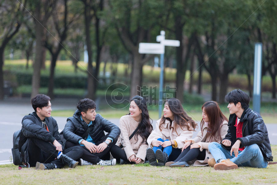 青年聚会围坐在草地上图片素材免费下载